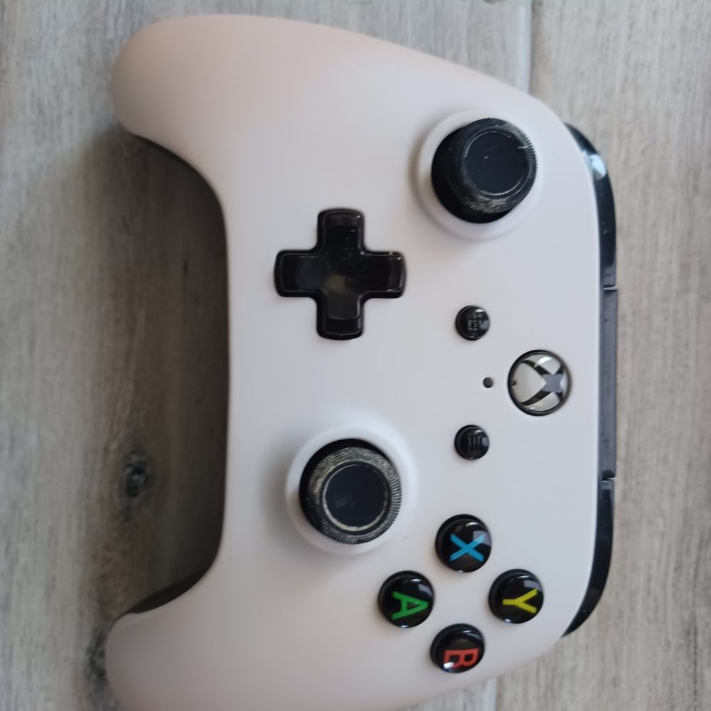Xbox Controllers and headsets - Picture 3 of 11